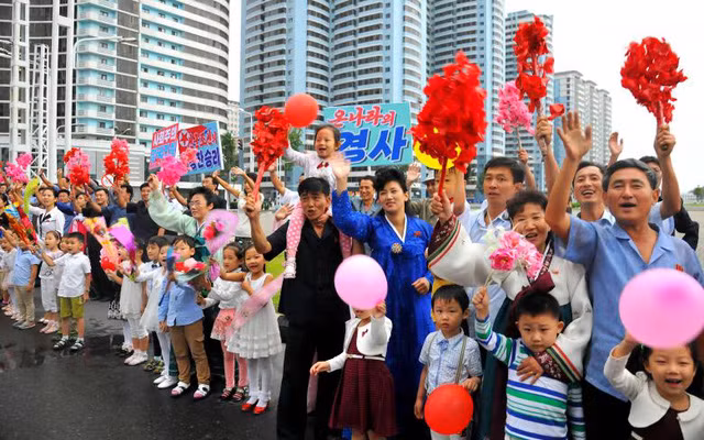 Người dân Triều Tiên xếp hàng chào đón các nhà khoa học hạt nhân tại thủ đô Bình Nhưỡng (Ảnh Reuters) Người dân Triều Tiên xếp hàng chào đón các nhà khoa học hạt nhân tại thủ đô Bình Nhưỡng (Ảnh Reuters)