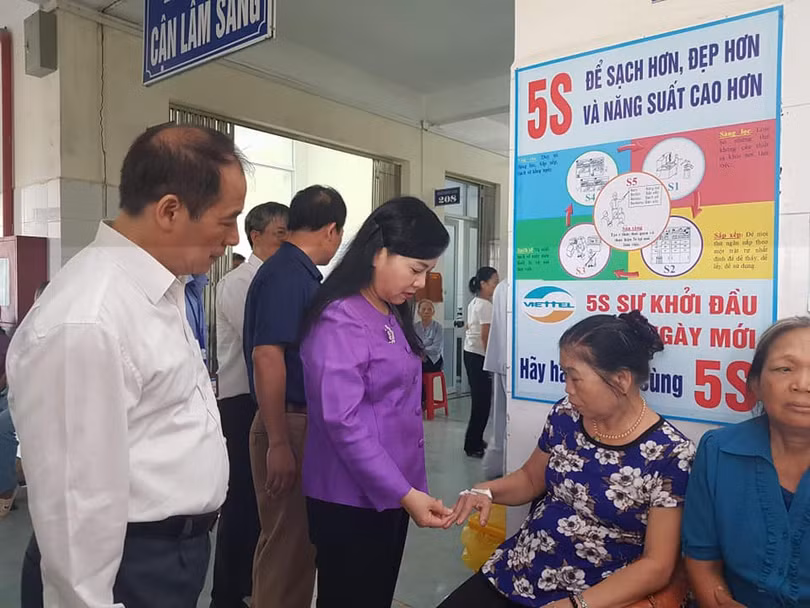 Bà Nguyễn Thị Kim Tiến trong một lần trực tiếp đi thị sát tại bệnh viện tuyến tỉnh. Bà Nguyễn Thị Kim Tiến trong một lần trực tiếp đi thị sát tại bệnh viện tuyến tỉnh.