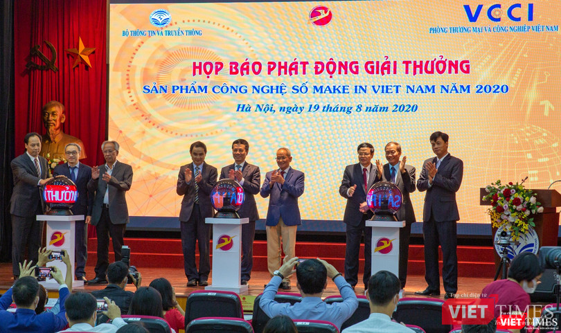 Đại diện Ban Tổ chức, Ban Giám khảo chính thức bấm nút phát động giải thưởng.