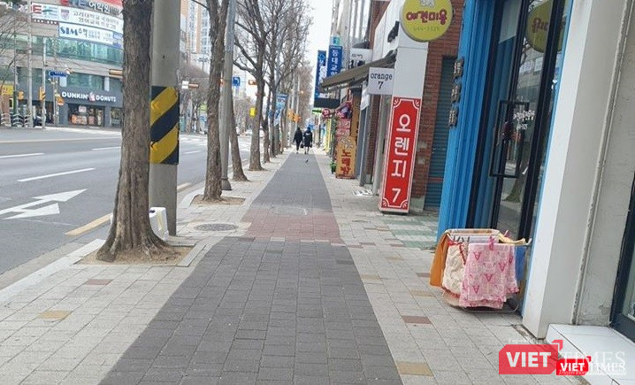 Đường phố khu vực trung tâm Deagu những ngày này vắng vẻ. Ảnh Phạm Huệ. Đường phố khu vực trung tâm Deagu những ngày này vắng vẻ. Ảnh Phạm Huệ.