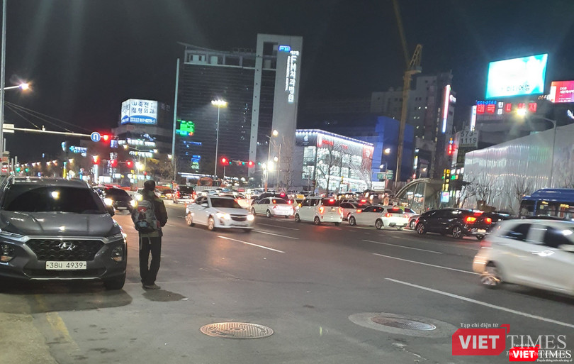 Deagu buổi tối vài ngày nay cũng vắng vẻ hơn nhiều so với thời gian trước dịch. Ảnh: Phạm Huệ. Deagu buổi tối vài ngày nay cũng vắng vẻ hơn nhiều so với thời gian trước dịch. Ảnh: Phạm Huệ.