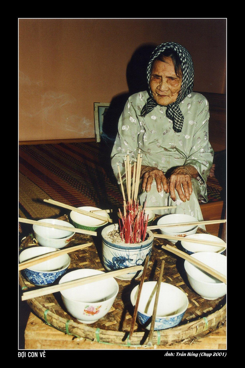 Đợi con về (Ảnh: Trần Hồng)