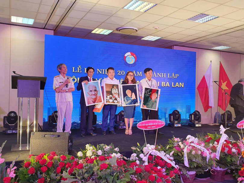 Đoàn Việt Nam giới thiệu và trao tặng tượng trưng 4 bức chân dung Trong Bộ ảnh chân dung cho Hội Người VN tại Ba La