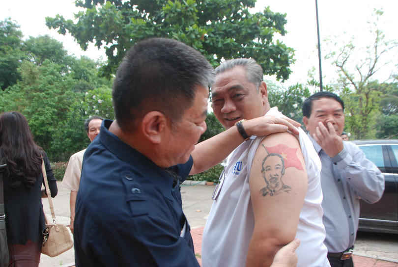 Trần Cộp (giữa) bây giờ đang chững chạc ở vị thế Quận trưởng một quận sầm uất giao thương buôn bán làm ăn của cả Việt kiều lẫn người Thái.