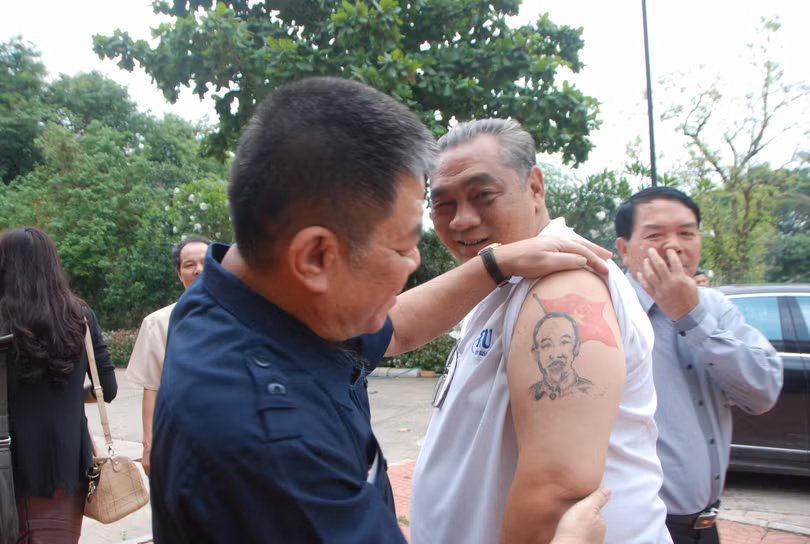 Trần Cộp (giữa) bây giờ đang chững chạc ở vị thế Quận trưởng một quận sầm uất giao thương buôn bán làm ăn của cả Việt kiều lẫn người Thái.