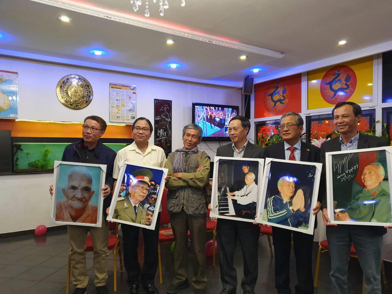 Đại tá Trần Hồng (thứ 3 từ trái sang) và Đại sứ, nguyên các Đại sứ VN tại Ba Lan, ông Lương Thành Nghị (bên phải), Phó chủ nhiệm Ủy ban Nhà nước về người VN ở nước ngoài trân trọng đón nhận Chân dung các bà mẹ và Đại tướng.