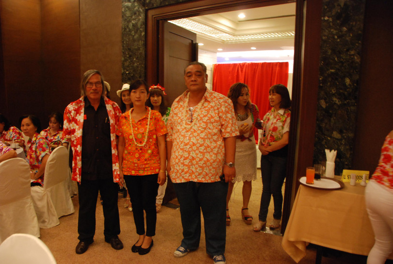 Trần Cộp (bìa phải) và nhà báo Xuân Ba (bìa trái)- tác giả bài viết.