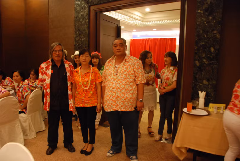 Trần Cộp (bìa phải) và nhà báo Xuân Ba (bìa trái)- tác giả bài viết.