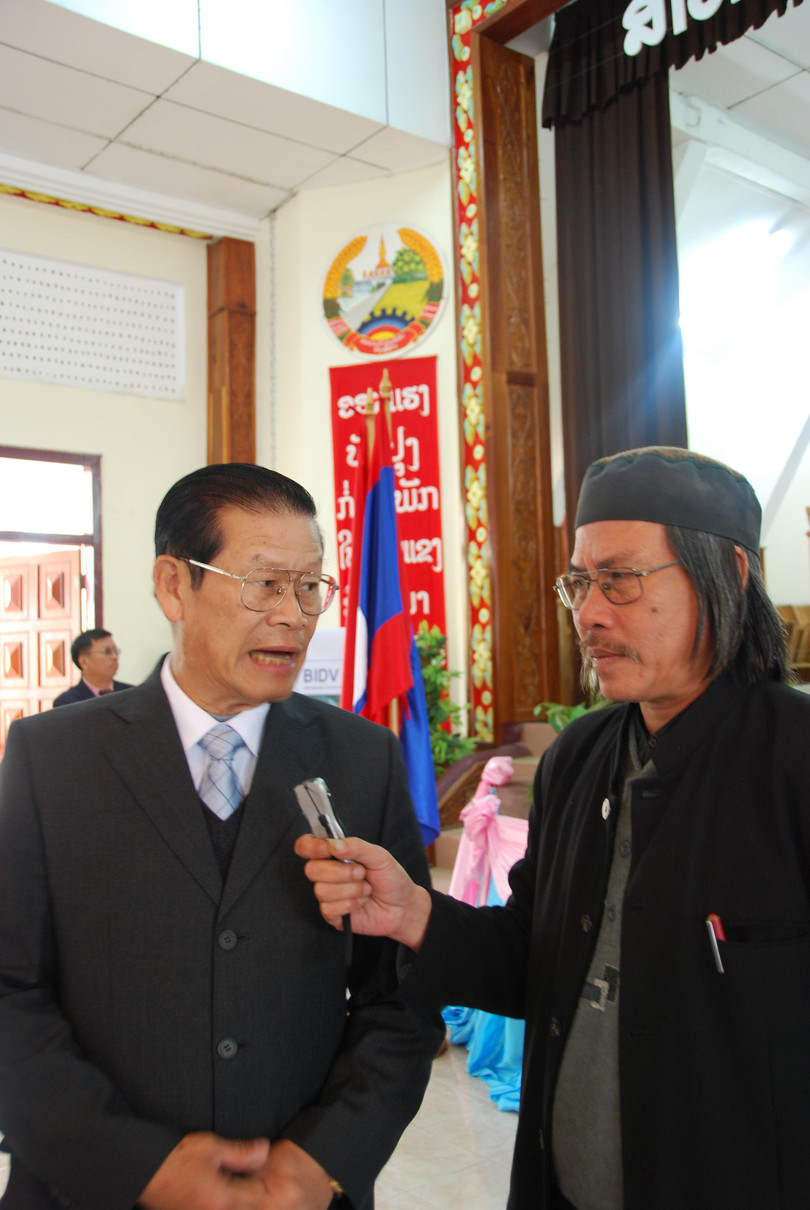 Tác giả với Phó thủ tướng Lào Somsavat Lengsavat. Sầm Nưa năm 2008