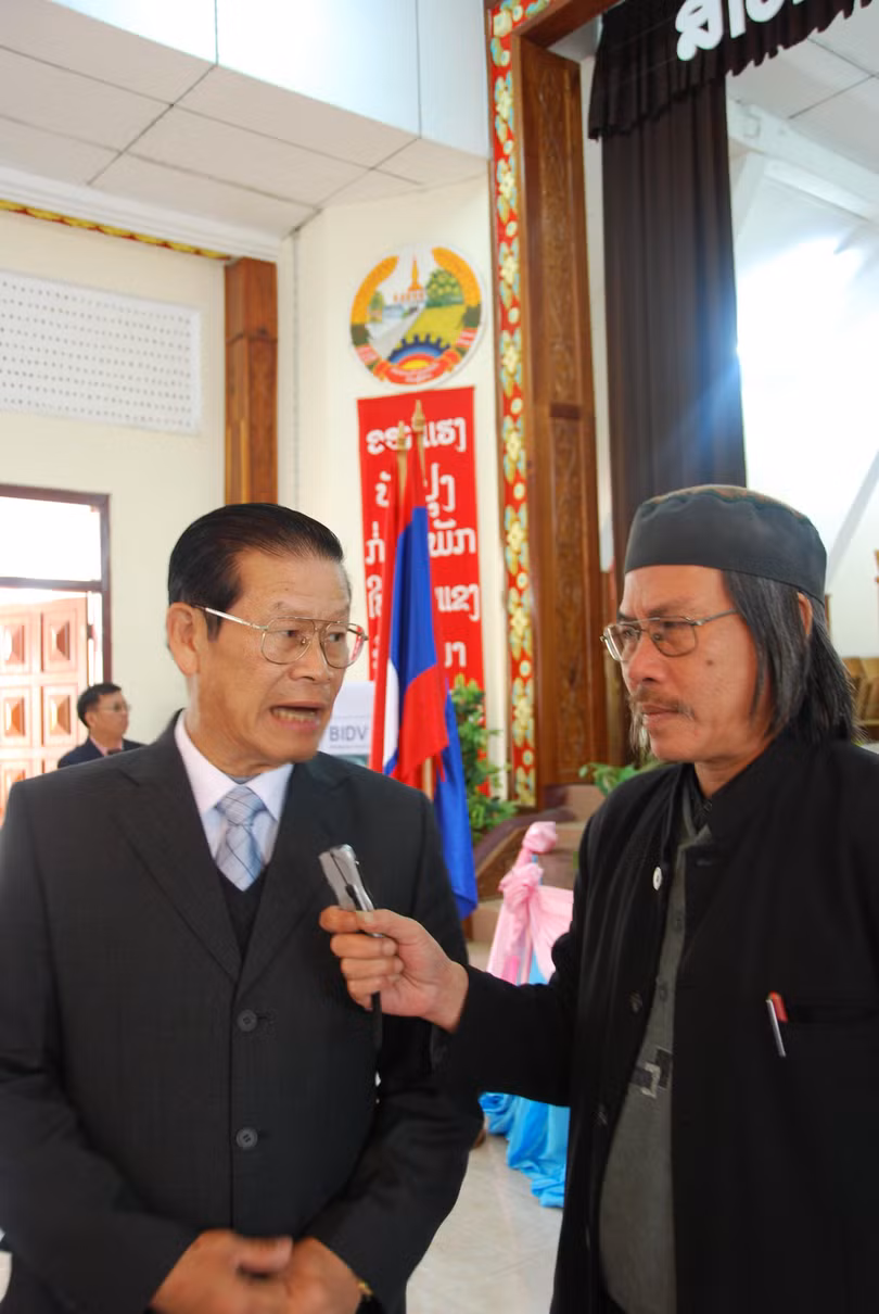 Tác giả với Phó thủ tướng Lào Somsavat Lengsavat. Sầm Nưa năm 2008