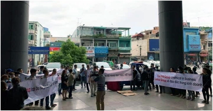Nhiều người căng băng rôn phản đối chính sách của Central Group Việt Nam. (Ảnh: Vietnamnet) Nhiều người căng băng rôn phản đối chính sách của Central Group Việt Nam. (Ảnh: Vietnamnet)