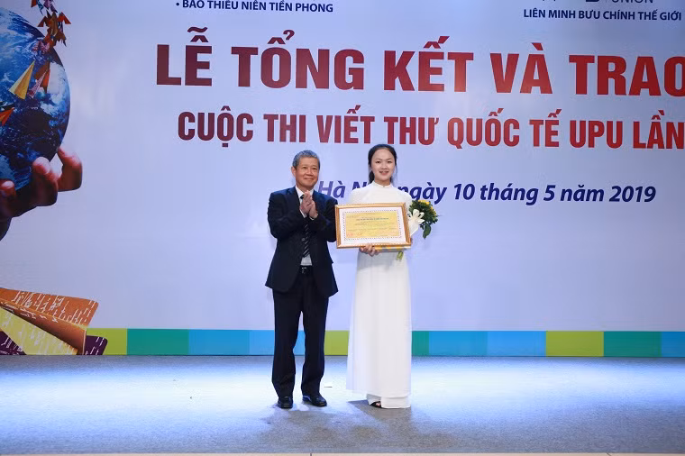 Thứ trưởng Bộ TT&TT Nguyễn Thành Hưng trao giải Nhất cuộc thi viết thư UPU lần thứ 48 cho em Nguyễn Thị Mai, học sinh lớp 10K, trường THPT Nam Sách, Hải Dương Thứ trưởng Bộ TT&TT Nguyễn Thành Hưng trao giải cho em Nguyễn Thị Mai, học sinh lớp 10K, trường THPT Nam Sách, Hải Dương