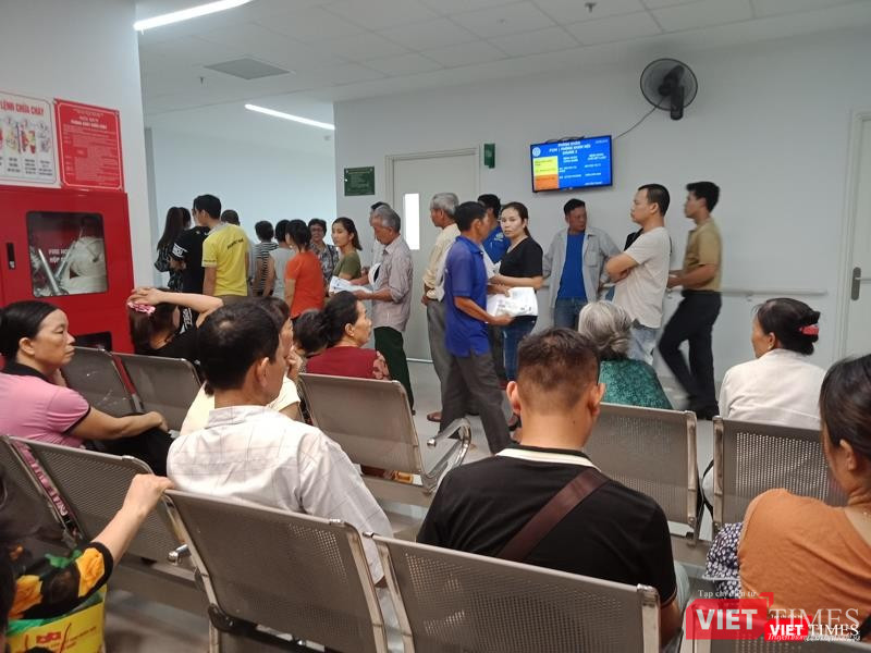 Từ sáng sớm đã có hàng chục bệnh nhân chờ đợi để được khám bệnh Từ sáng sớm đã có hàng chục bệnh nhân chờ đợi để được khám bệnh