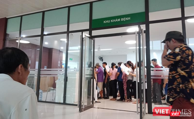 Người dân xếp hàng chờ khám tại BV Bạch Mai 2 Người dân xếp hàng chờ khám tại BV Bạch Mai 2