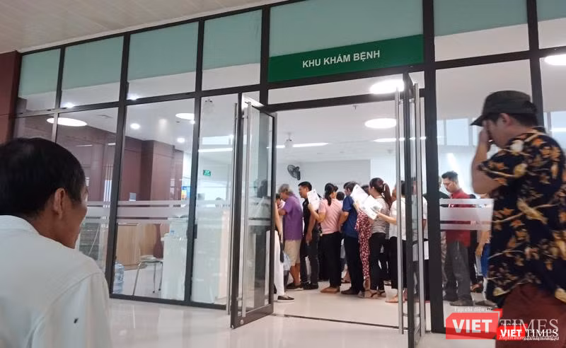 Người dân xếp hàng chờ khám tại BV Bạch Mai 2