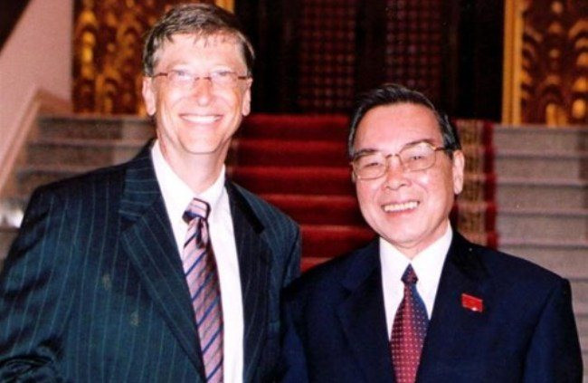 Thủ tướng Phan Văn Khải chụp hình chung với tỷ phú Bill Gates. Ảnh tư liệu