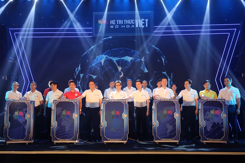 Phó Thủ tướng Vũ Đức Đam, lãnh đạo Bộ Khoa học và Công nghệ, Bộ Thông tin và Truyền thông... cùng nhấn nút ra mắt Bản đồ số Việt Nam (Vmap).