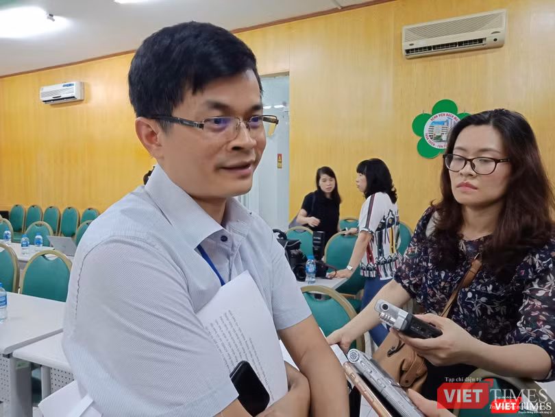 Bác sĩ Lê Công Thiện - Trưởng phòng Điều trị tâm thần nhi, Viện Sức khỏe tâm thần trao đổi với báo chí
