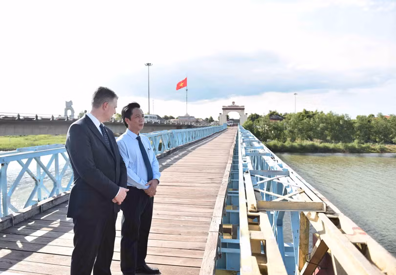 Đại sứ Kritenbrink và Phó Chủ tịch UBND tỉnh Quảng Trị Hoàng Nam tới thăm cầu Hiền Lương. Đại sứ Kritenbrink và Phó Chủ tịch UBND tỉnh Quảng Trị Hoàng Nam tới thăm cầu Hiền Lương.