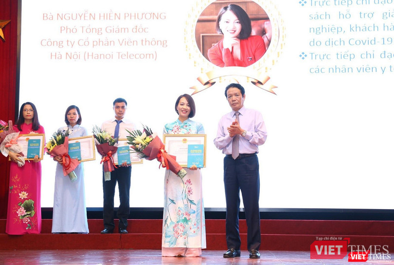 Bà Nguyễn Hiền Phương - Phó Tổng Giám đốc Hanoi Telecom - một trong những đại diện nhận khen thưởng của Bộ TT&TT về thành tích xuất sắc tham gia công tác phòng, chống dịch COVID-19.