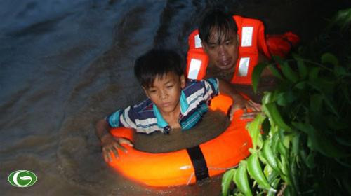 Chùm ảnh đẹp: Chiến sĩ Công an Nhân dân Việt Nam trong lòng dân ảnh 6 Chùm ảnh đẹp: Chiến sĩ Công an Nhân dân Việt Nam trong lòng dân ảnh 6
