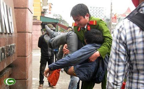 Chùm ảnh đẹp: Chiến sĩ Công an Nhân dân Việt Nam trong lòng dân ảnh 8 Chùm ảnh đẹp: Chiến sĩ Công an Nhân dân Việt Nam trong lòng dân ảnh 8