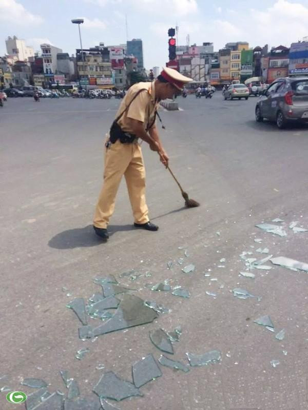 Chùm ảnh đẹp: Chiến sĩ Công an Nhân dân Việt Nam trong lòng dân ảnh 21 Chùm ảnh đẹp: Chiến sĩ Công an Nhân dân Việt Nam trong lòng dân ảnh 21