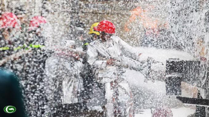 Chùm ảnh đẹp: Chiến sĩ Công an Nhân dân Việt Nam trong lòng dân ảnh 26 Chùm ảnh đẹp: Chiến sĩ Công an Nhân dân Việt Nam trong lòng dân ảnh 26