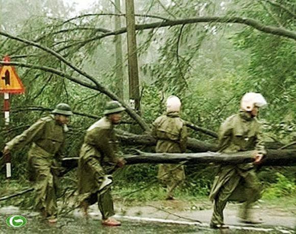 Chùm ảnh đẹp: Chiến sĩ Công an Nhân dân Việt Nam trong lòng dân ảnh 4 Chùm ảnh đẹp: Chiến sĩ Công an Nhân dân Việt Nam trong lòng dân ảnh 4