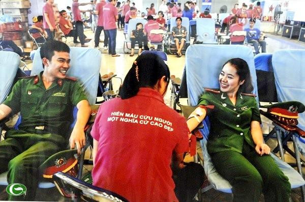 Chùm ảnh đẹp: Chiến sĩ Công an Nhân dân Việt Nam trong lòng dân ảnh 12 Chùm ảnh đẹp: Chiến sĩ Công an Nhân dân Việt Nam trong lòng dân ảnh 12