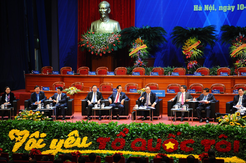 Thủ tướng Nguyễn Xuân Phúc (giữa) trả lời câu hỏi của thanh niên. Thủ tướng Nguyễn Xuân Phúc (giữa) trả lời câu hỏi của thanh niên.