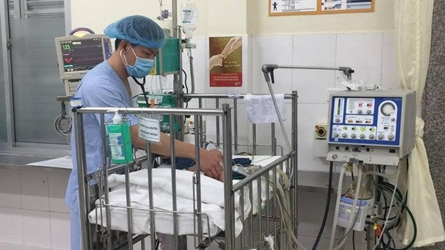 Chăm sóc cho trẻ điều trị nội trú tại Bệnh viện Nhi Trung ương.