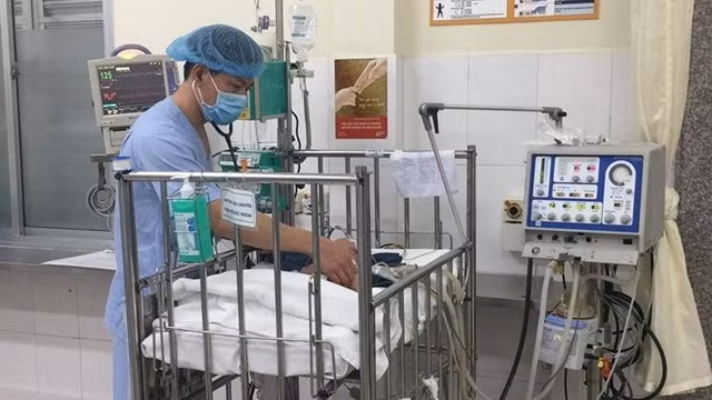 Chăm sóc cho trẻ điều trị nội trú tại Bệnh viện Nhi Trung ương.