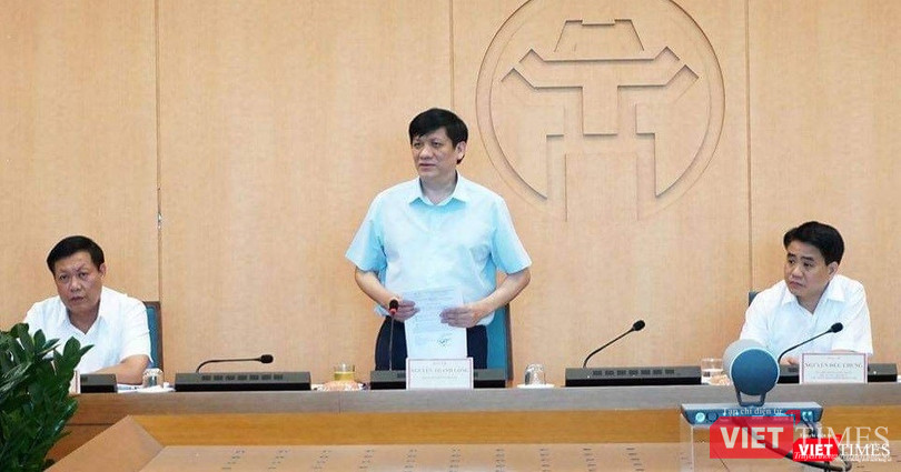 Quyền Bộ trưởng Bộ Y tế Nguyễn Thanh Long trao đổi tại cuộc họp.