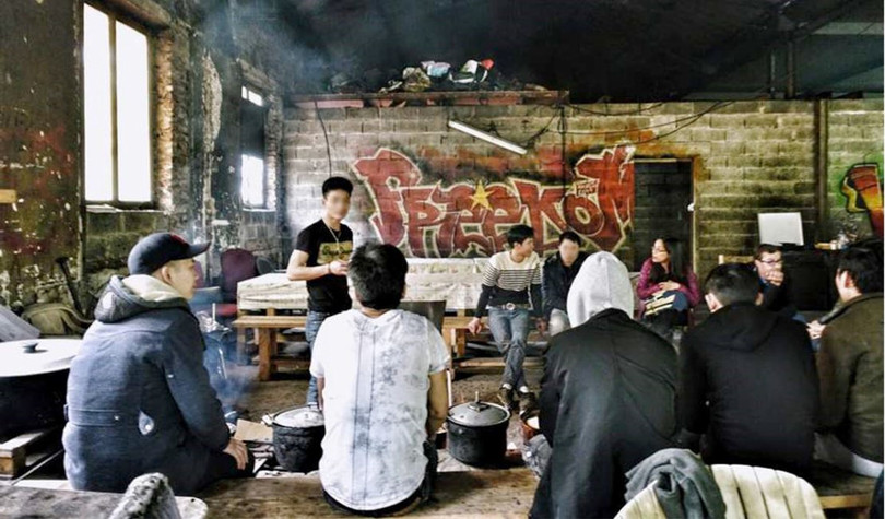 Tại trại Vietnam City, người Việt chờ hàng đêm để vượt biên vào Anh - chặng đường nguy hiểm nhất hành trình. 