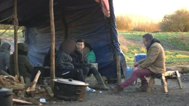 Hình ảnh từ Vietnam City - Nơi tạm trú cho các di dân bất hợp pháp gần thị xã Angres, Pháp trong thời gian chờ sang Anh.