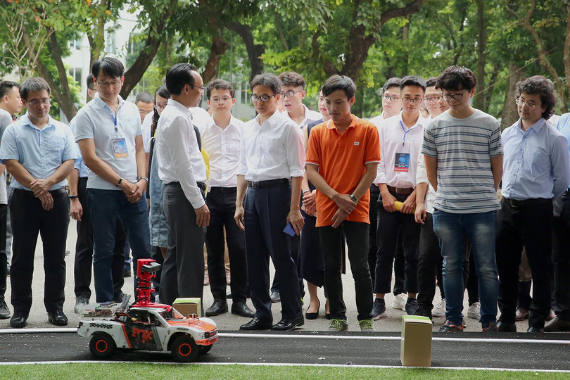 Phó Thủ tướng Vũ Đức Đam thăm gian giới thiệu ứng dụng trí tuệ nhân tạo trên xe tự hành. Phó Thủ tướng Vũ Đức Đam thăm gian giới thiệu ứng dụng trí tuệ nhân tạo trên xe tự hành.