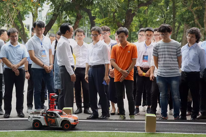 Phó Thủ tướng Vũ Đức Đam thăm gian giới thiệu ứng dụng trí tuệ nhân tạo trên xe tự hành.