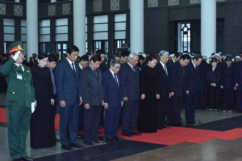 Đoàn Quốc hội do đồng chí Nguyễn Thị Kim Ngân, Ủy viên Bộ Chính trị, Chủ tịch Quốc hội làm Trưởng đoàn vào viếng đồng chí Lê Đức Anh. Đoàn Quốc hội do đồng chí Nguyễn Thị Kim Ngân, Ủy viên Bộ Chính trị, Chủ tịch Quốc hội làm Trưởng đoàn vào viếng đồng chí Lê Đức Anh.