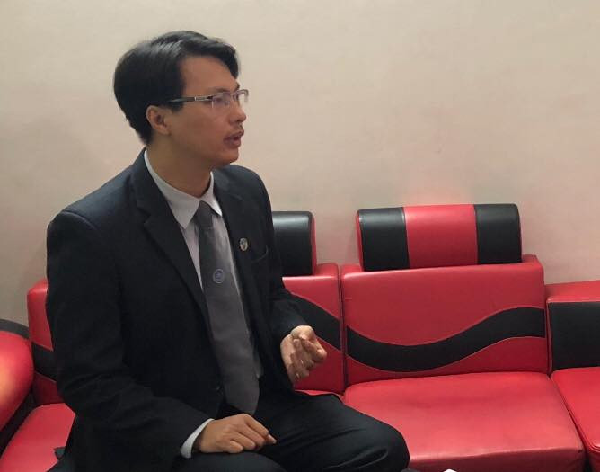 Luật sư Đặng Văn Cường trao đổi với phóng viên