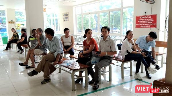 Nhóm bệnh nhân đợi tới lượt siêu âm, thăm khám.