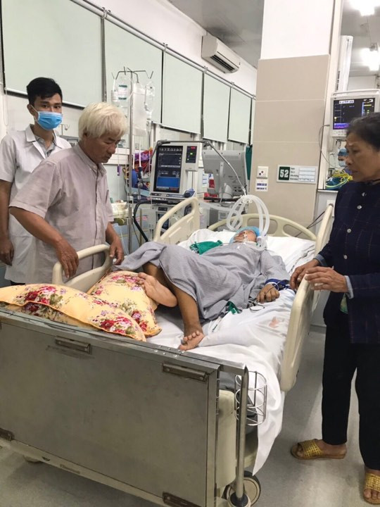 Bố mẹ bệnh nhân Trang tại Khoa Cấp cứu, Bệnh viện Bạch Mai.