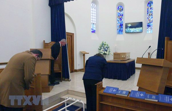 Thi thể các nạn nhân được quàn và chuẩn bị hỏa thiêu tại Đài hóa thân hoàn vũ South West Middlesex, London.