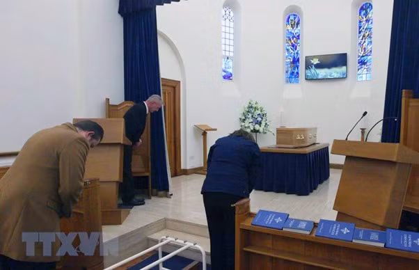 Thi thể các nạn nhân được quàn và chuẩn bị hỏa thiêu tại Đài hóa thân hoàn vũ South West Middlesex, London.