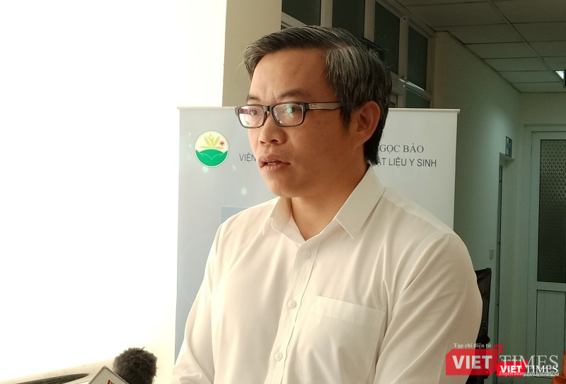 PGS.TS. Trần Trung Dũng - Phó Giám đốc Bệnh viện, Trưởng Khoa Chấn thương Chỉnh hình, Bệnh viện Đa khoa Xanh Pôn chia sẻ về công nghệ mới tại buổi hội thảo.