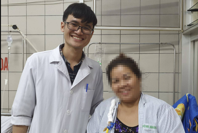 Bà T. vui vẻ chụp ảnh lưu niệm với bác sĩ trước khi xuất viện