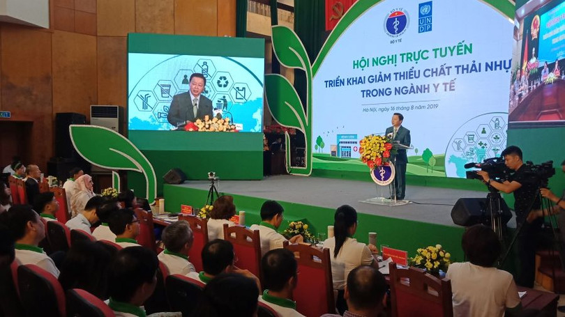 Ông Trần Hồng Hà - Bộ trưởng Bộ Tài Nguyên và Môi trường chia sẻ về vấn đề rác thải (Ảnh: Văn Phong)