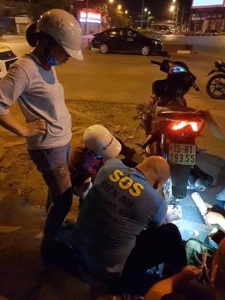 Thành viên "SOS Kiến An" giúp người gặp nạn trong đêm.