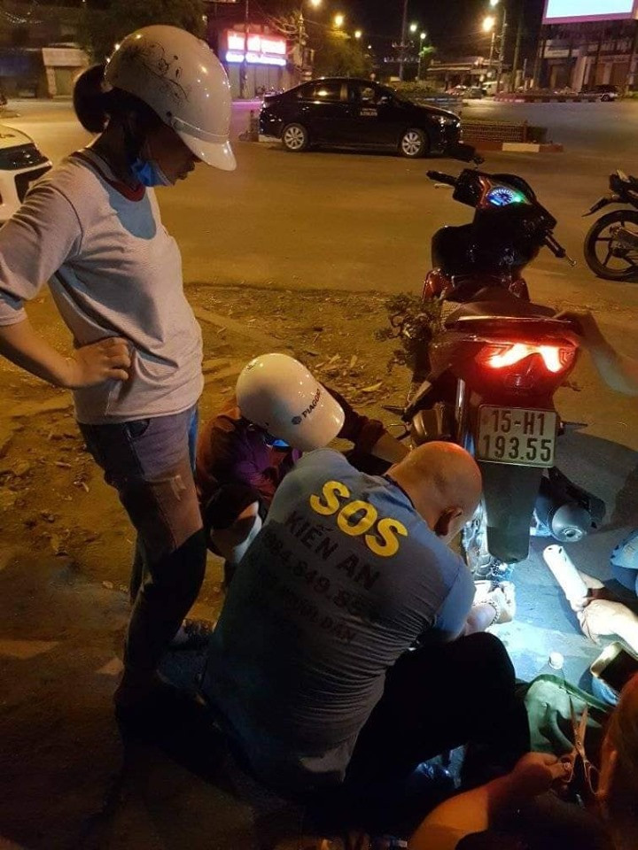 Thành viên "SOS Kiến An" giúp người gặp nạn trong đêm.