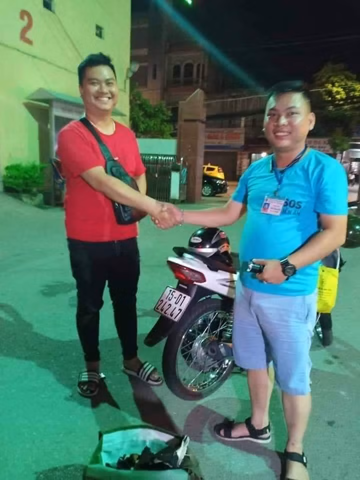 Niềm vui của người đi đường là hạnh phúc của những thành viên "SOS Kiến An".